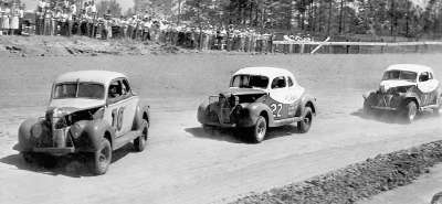 Bill Snowden in #16 runs just ahead of #22 Red Byron and #17