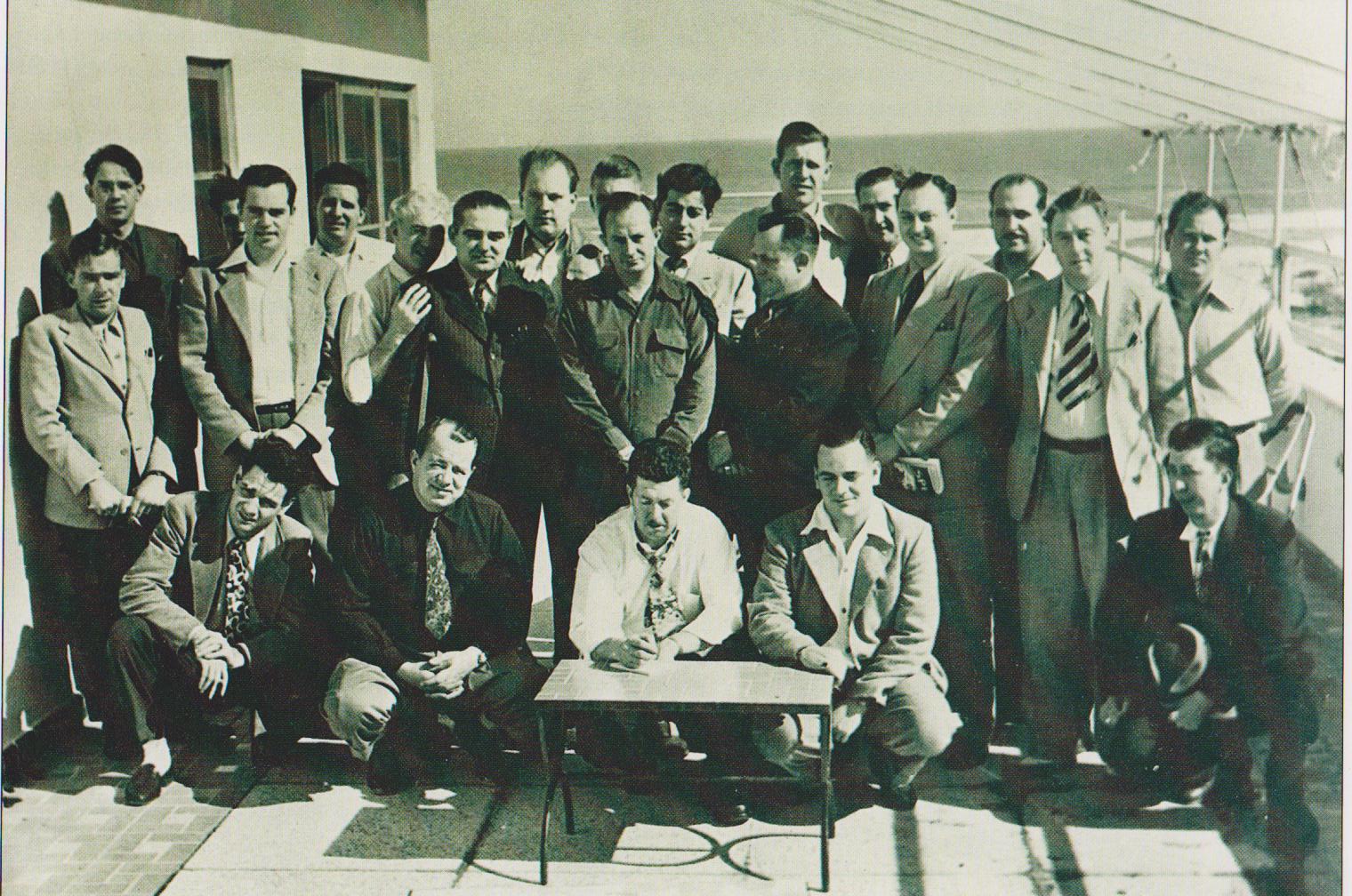 1947 GROUP SHOT PHOTO OF 23 ON TOP OF STREAMLINE HOTEL 200A