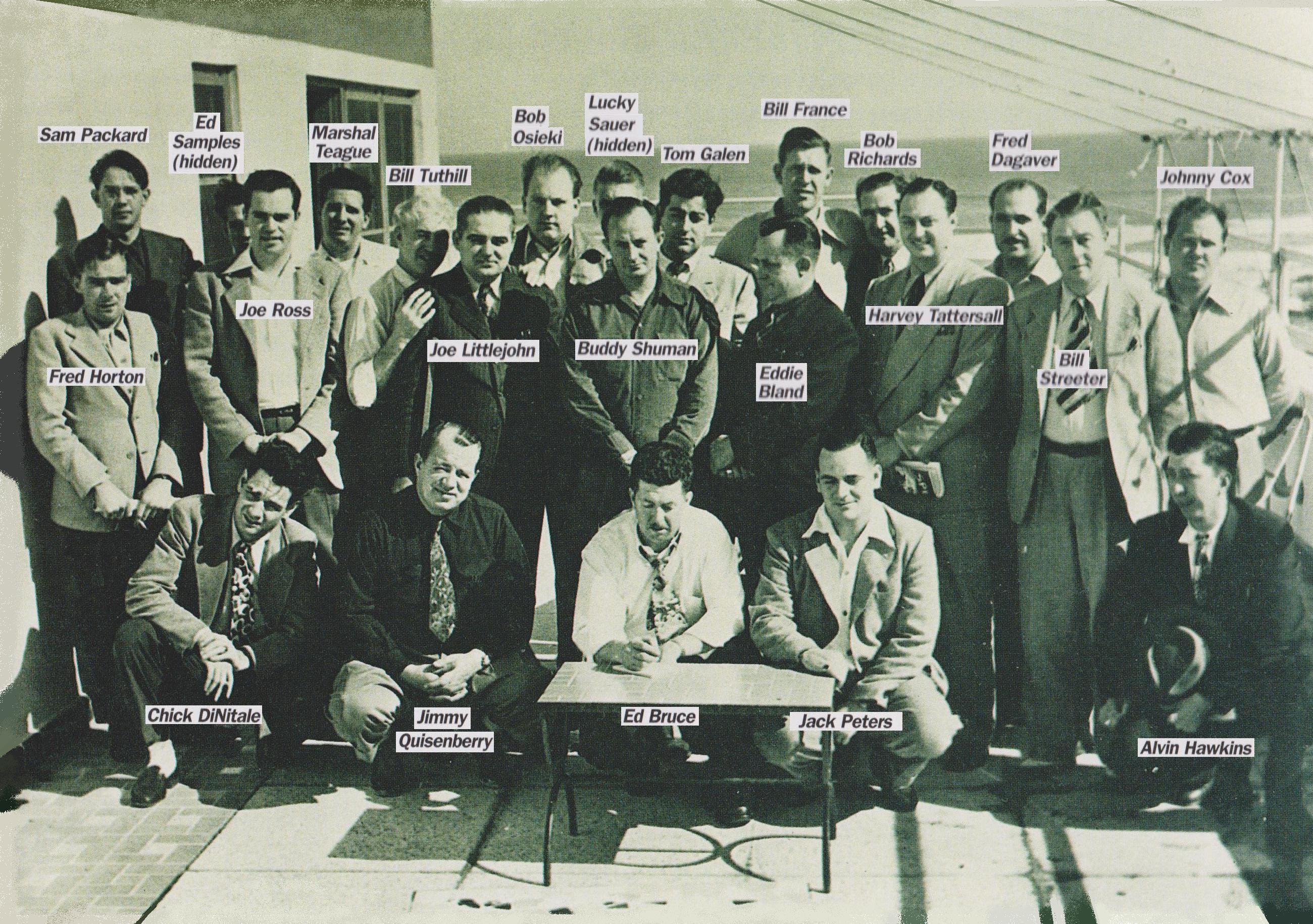 1947 GROUP SHOT PHOTO OF 23 ON TOP OF STREAMLINE HOTEL 350