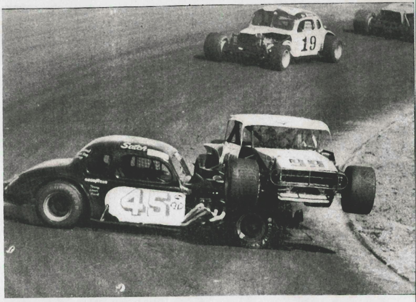Geoff Bodine hitches a ride on Satch Worley’s air cleaner at Martinsville