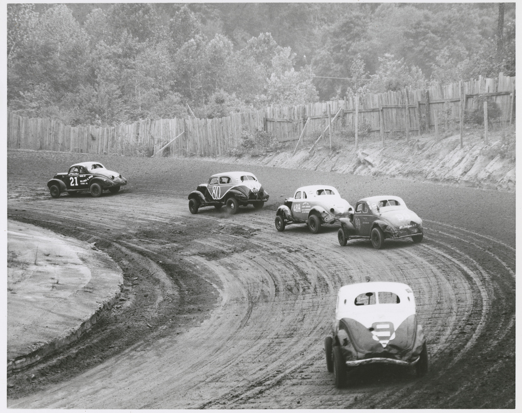 The legendary Glenn Wood leads the pack through turn 1 at Peace Haven Speedway in…
